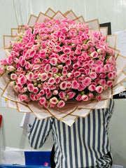 Large Pink Roses Bouquet with Premium Gold Paper Wrapping