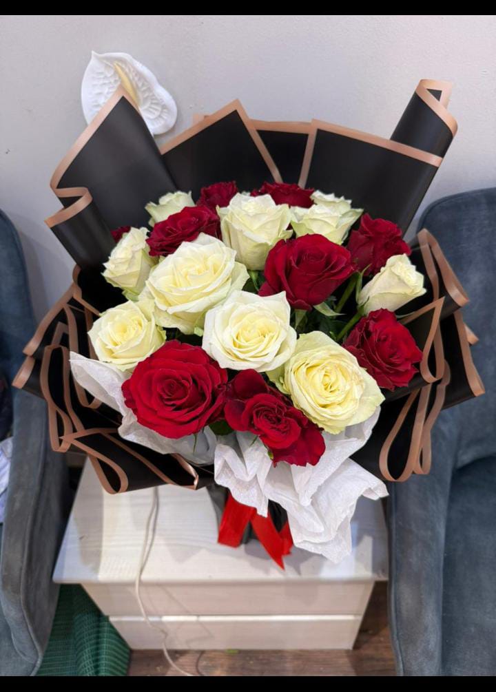 Elegant Red & White Rose Bouquet - Rawadat Alward