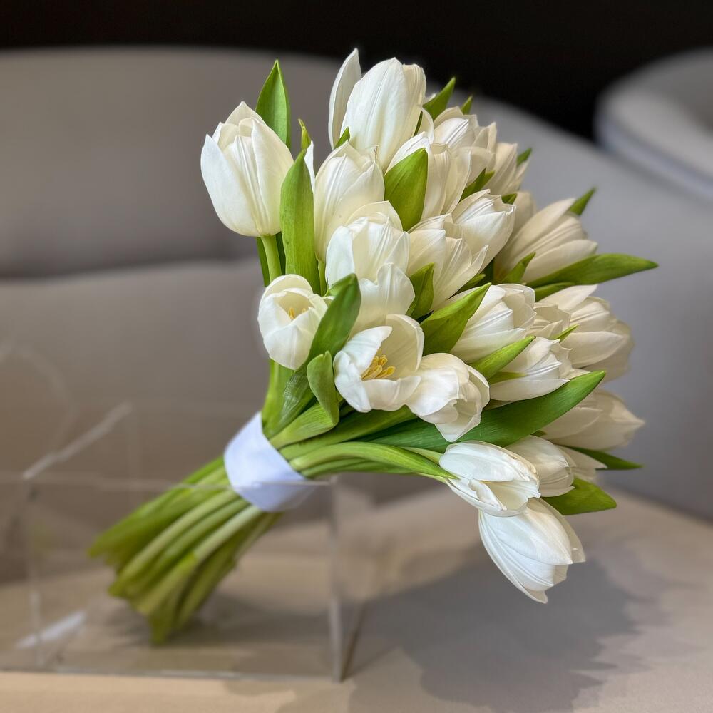 Elegant White Tulip Bouquet for Special Occasions - Rawadat Al Ward