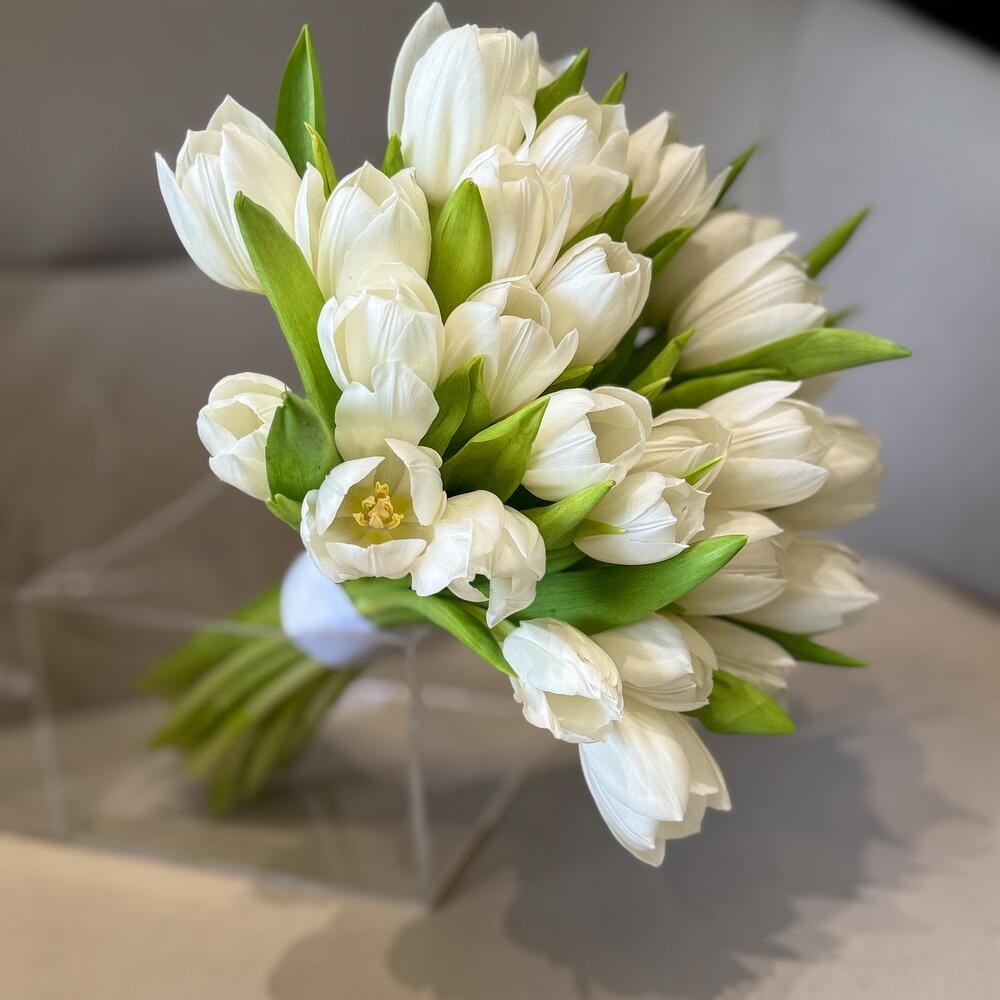 Elegant White Tulip Bouquet for Special Occasions - Rawadat Al Ward