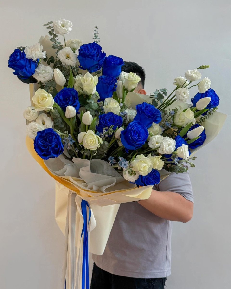 Royal Blue & White Grand Bouquet - Rawadat Alward